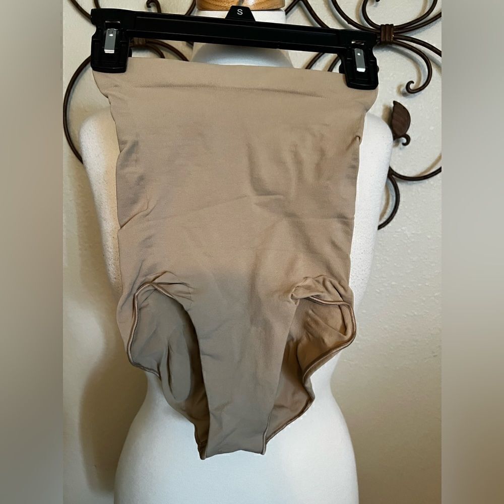 BNWOT SKIMS EVERYDAY SCULPTING HIGH-WAISTED BRIEF SIZE SMALL - Picture 6 of 8